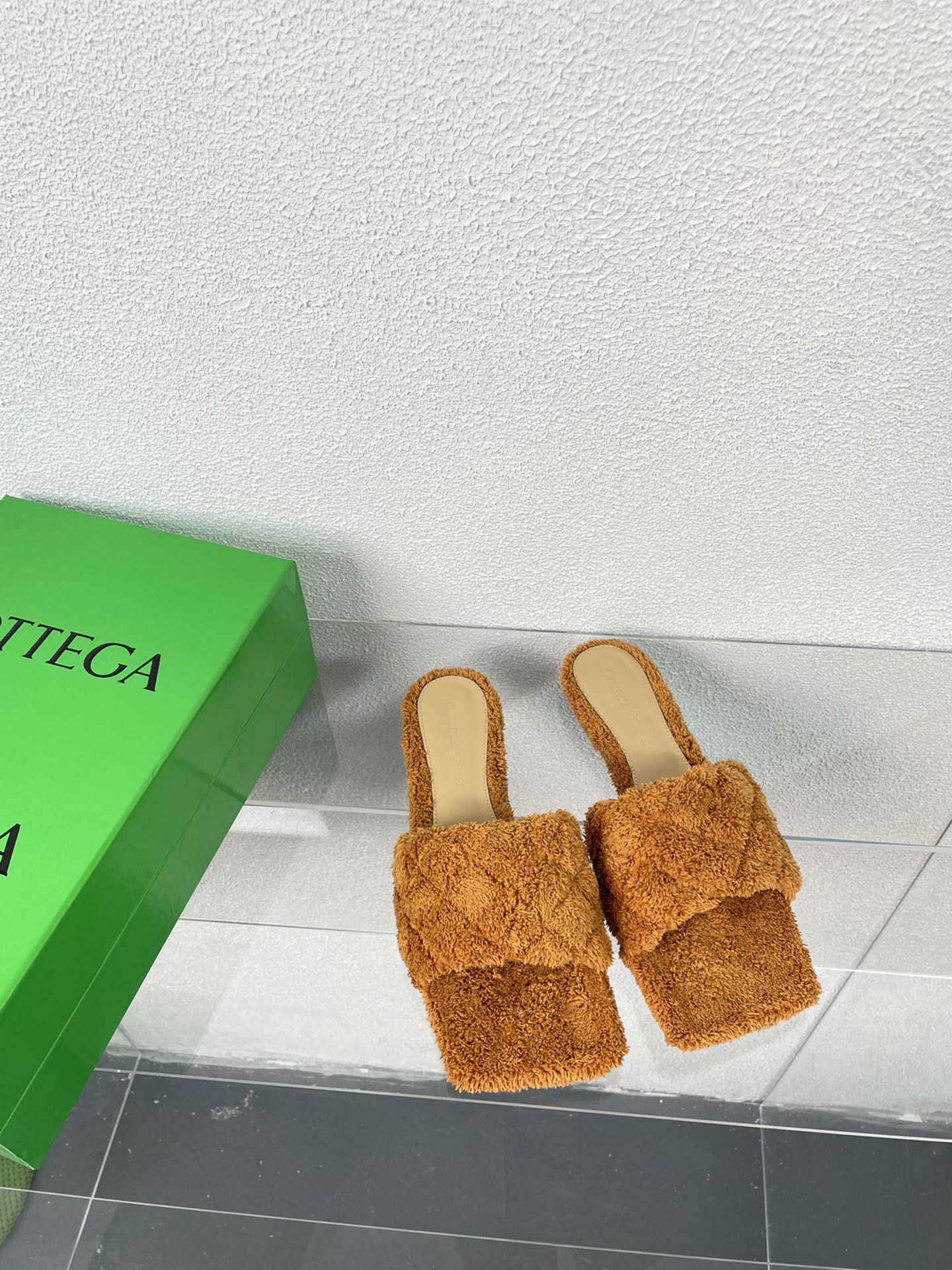 bo*te*ga Ve*ne*ta slippers