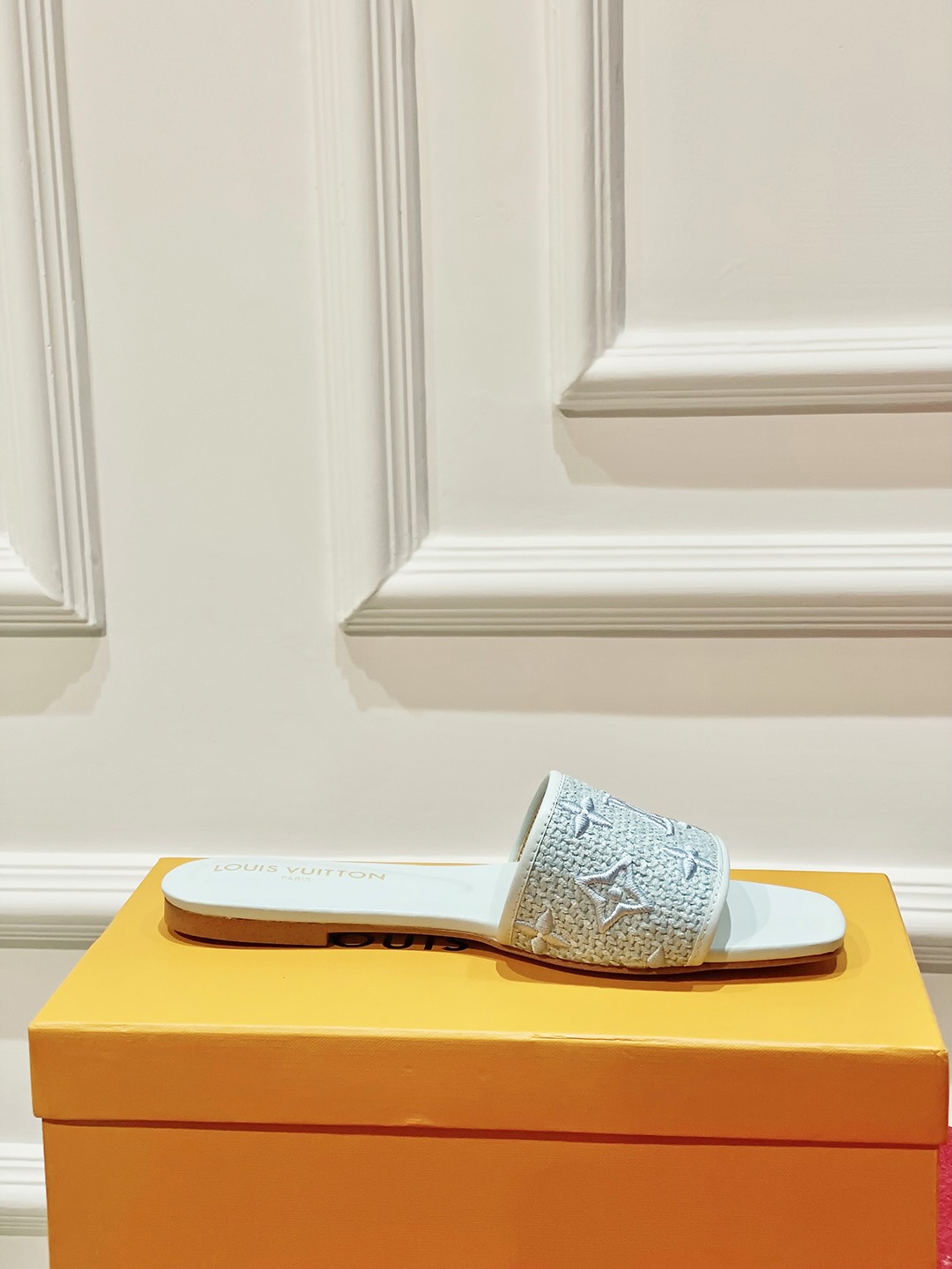 l0*is V*t0n slippers