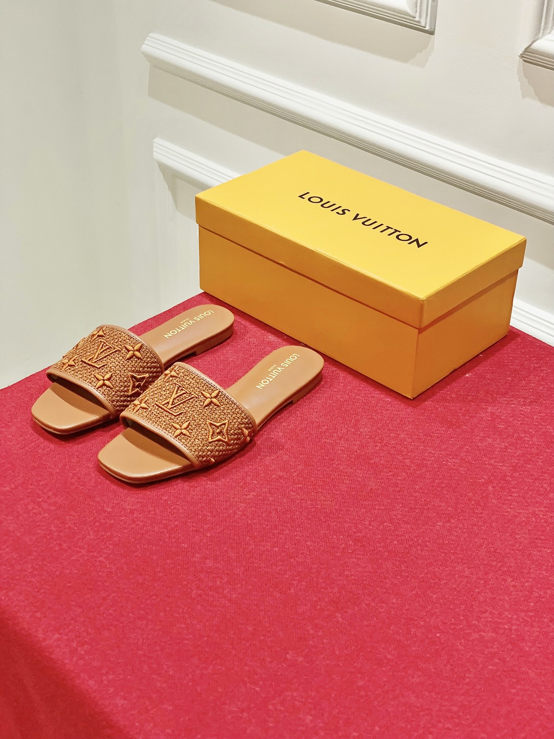 l0*is V*t0n slippers