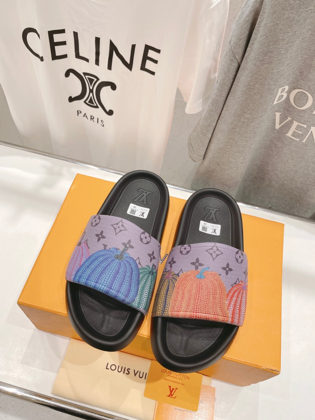 l0*is V*t0n slippers