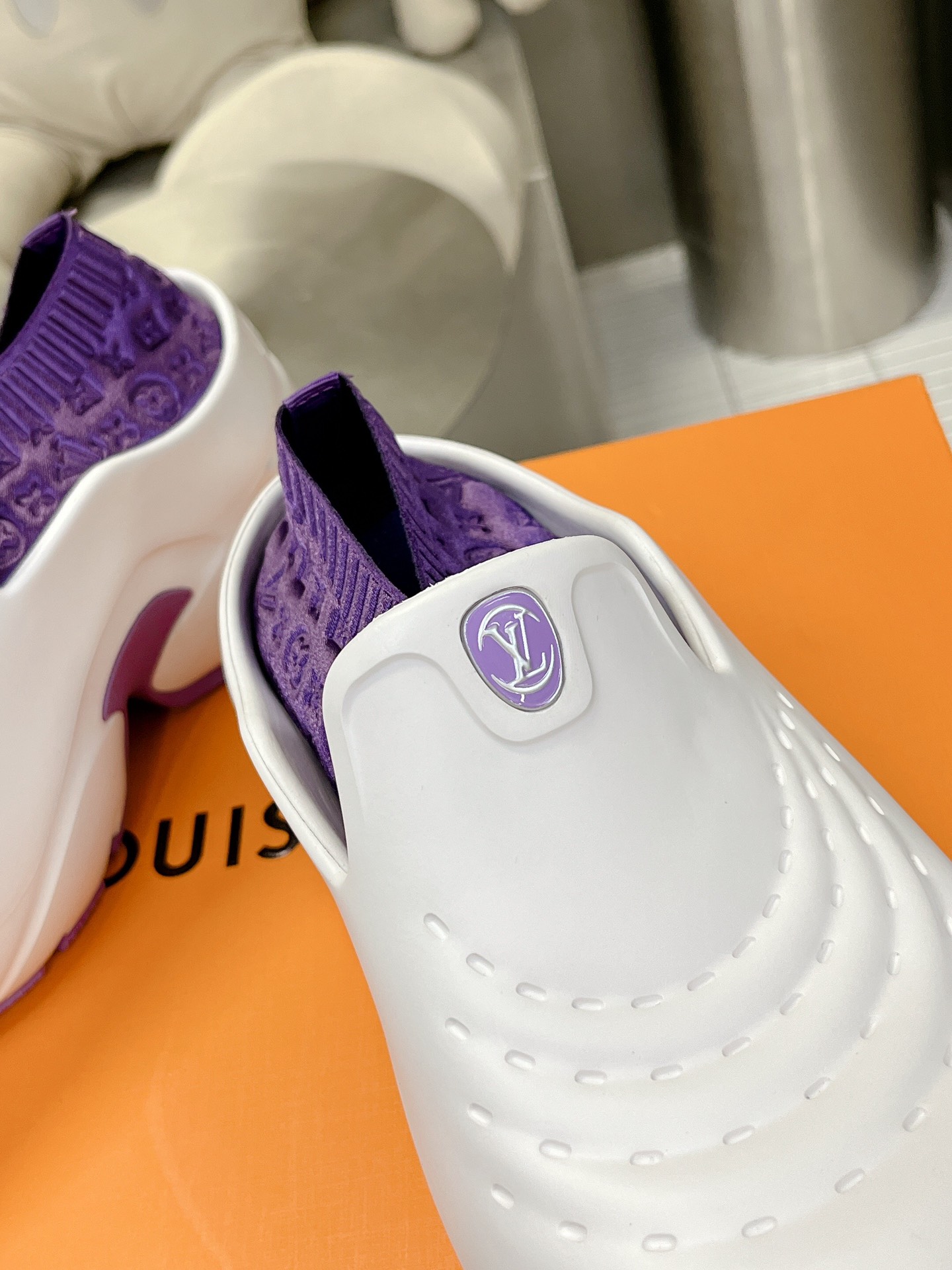 l0*is V*t0n shark clog slippers(eu35-40)