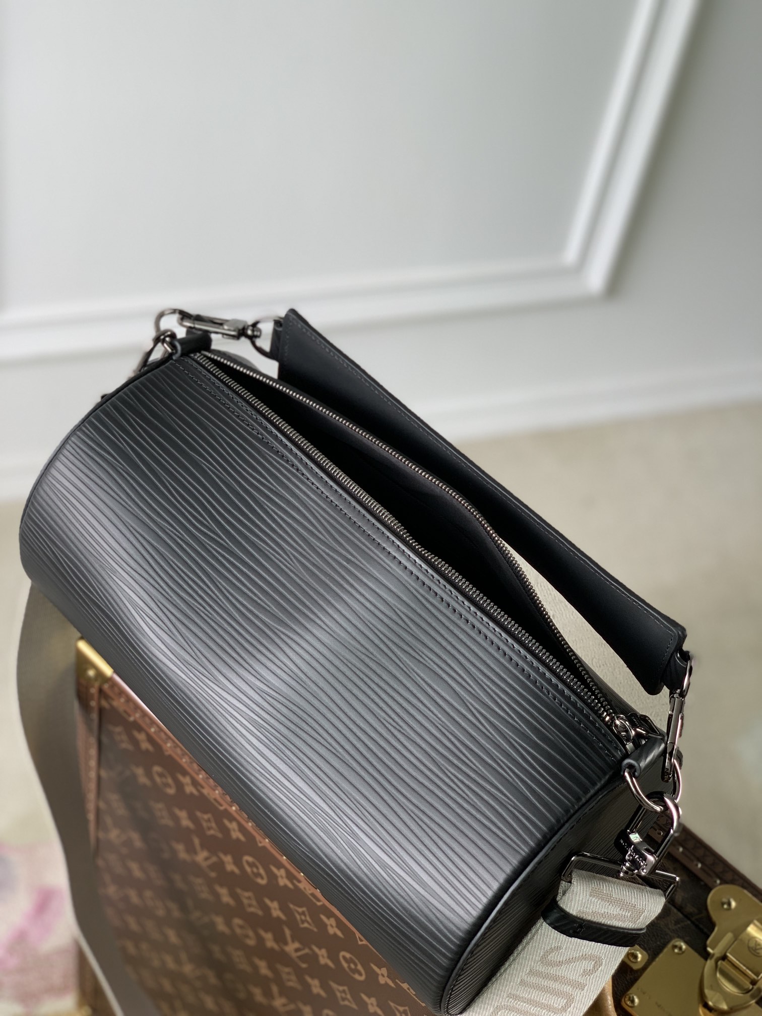 l0*is V*t0n soft polochon bag m46692-27x 15x 15cm