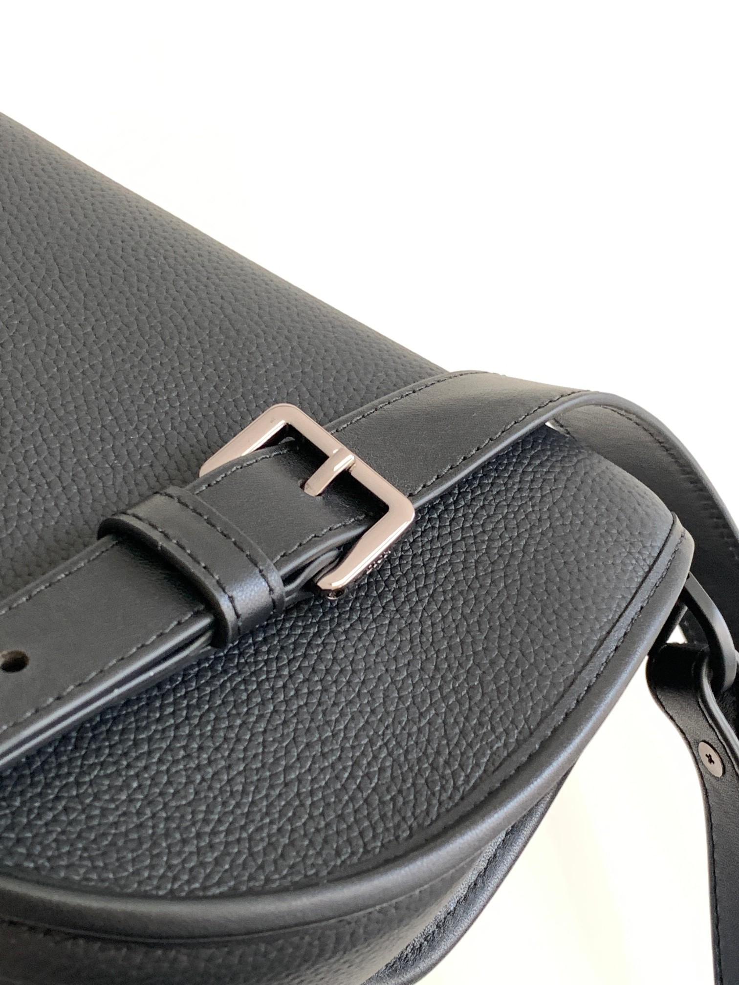 D*or gallop messenger bag-20.5 x 16 x 5cm