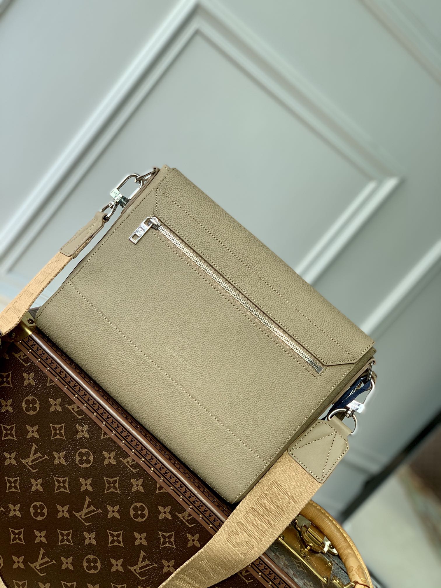 l0*is V*t0n aerogram messenger bag-28 x 24 x 10cm