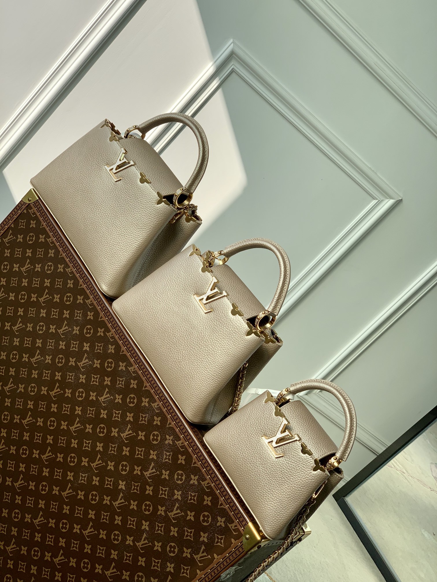 l0*is V*t0n capucines handlebag