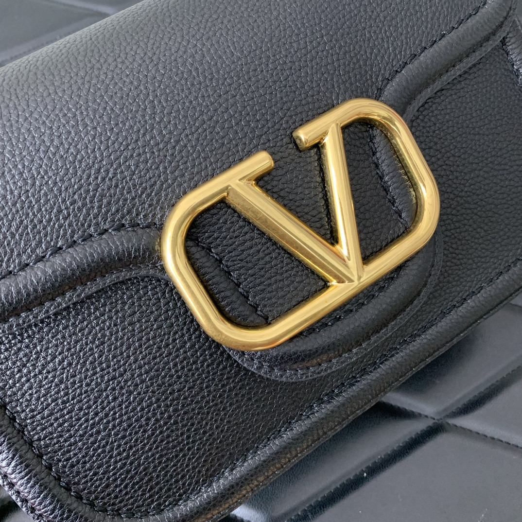 Va1e*ntin0 garavani allnite bag-23.5✖️18✖️8cm