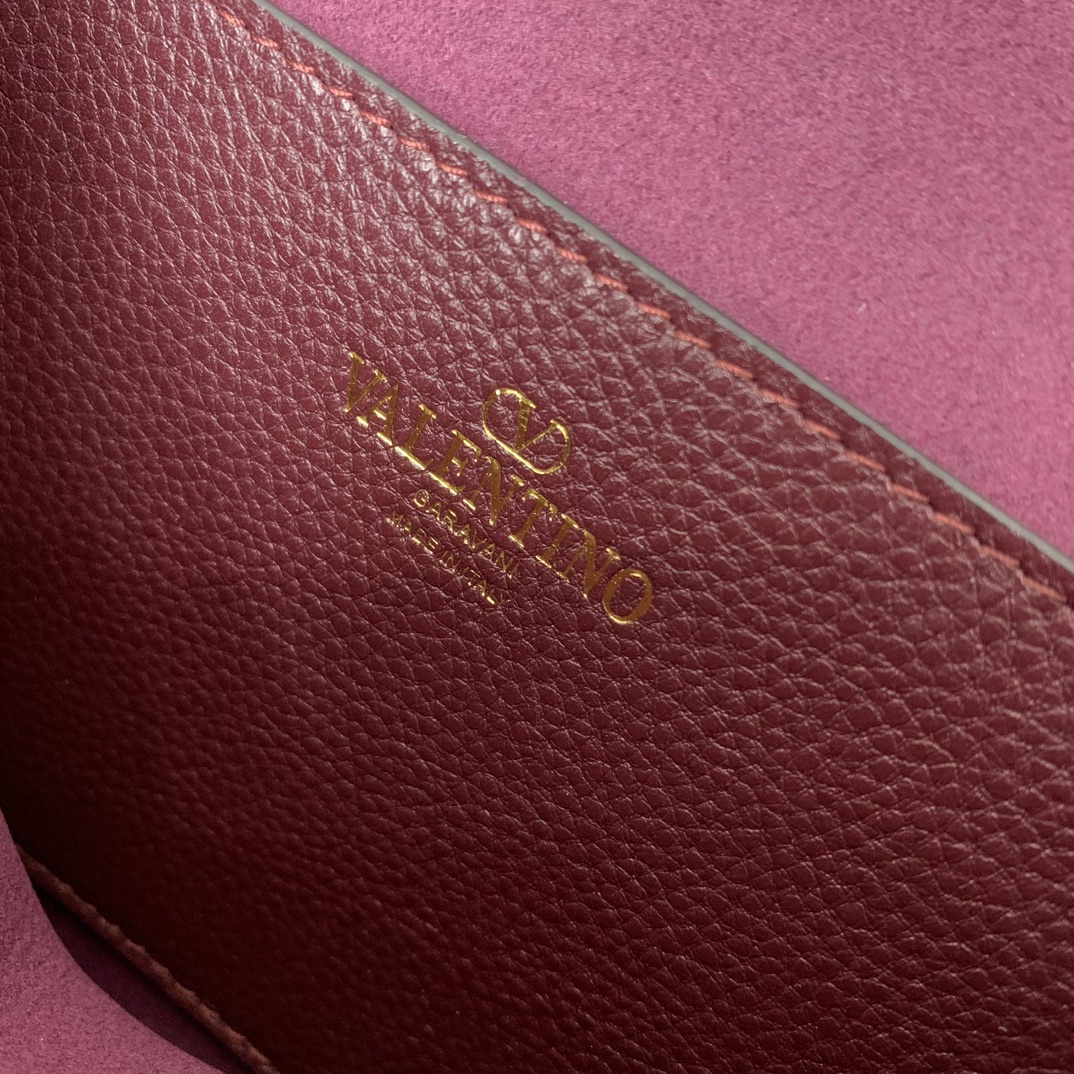 Va1e*ntin0 garavani allnite bag-23.5✖️18✖️8cm