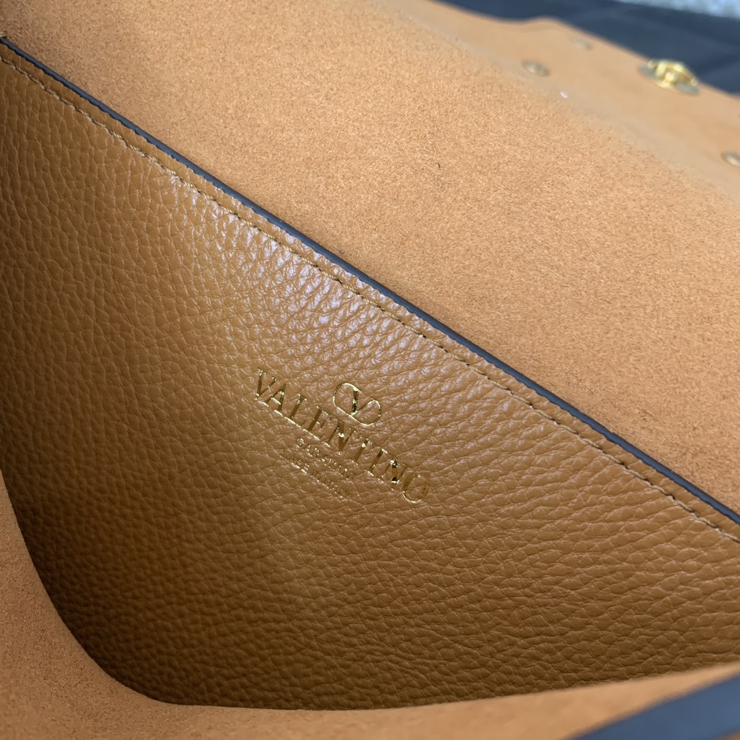 Va1e*ntin0 garavani allnite bag-23.5✖️18✖️8cm