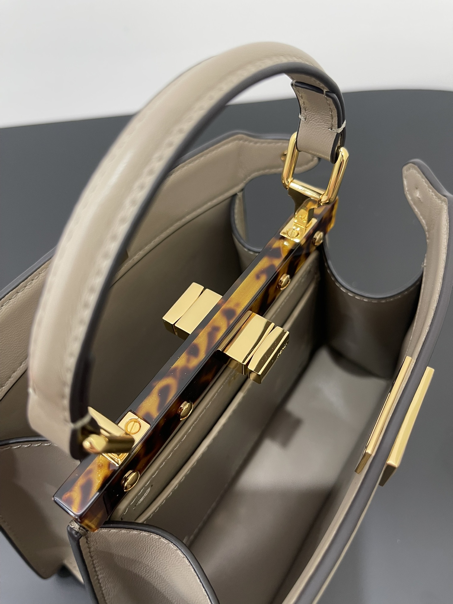 F**di peekaboo iseeu bag-20x11x15cm