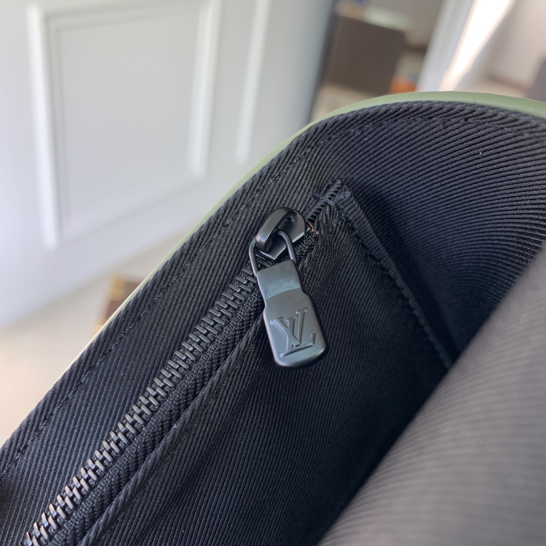 l0*is V*t0n steamer bag-18x 11x 6.5cm