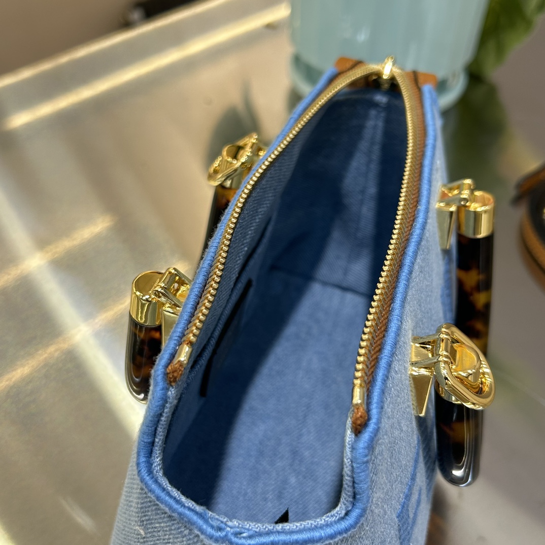 F**di mini bythe way bag-17x18x8cm