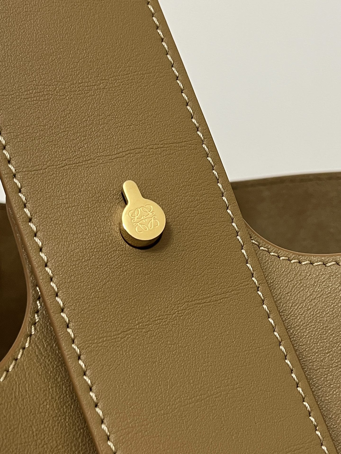 L0ew* pebble bucket bag-28*24*23cm