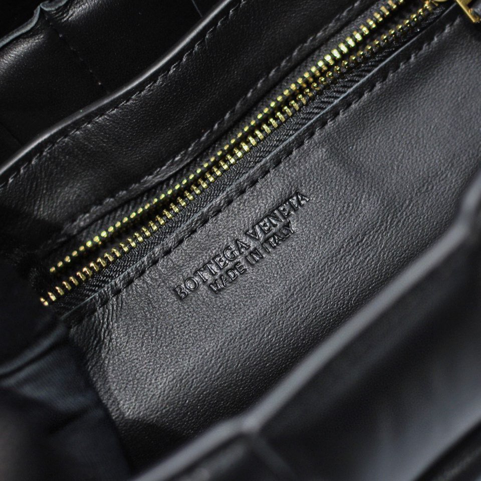 bo*te*ga Ve*ne*ta padded cassette bag-26*18*8cm