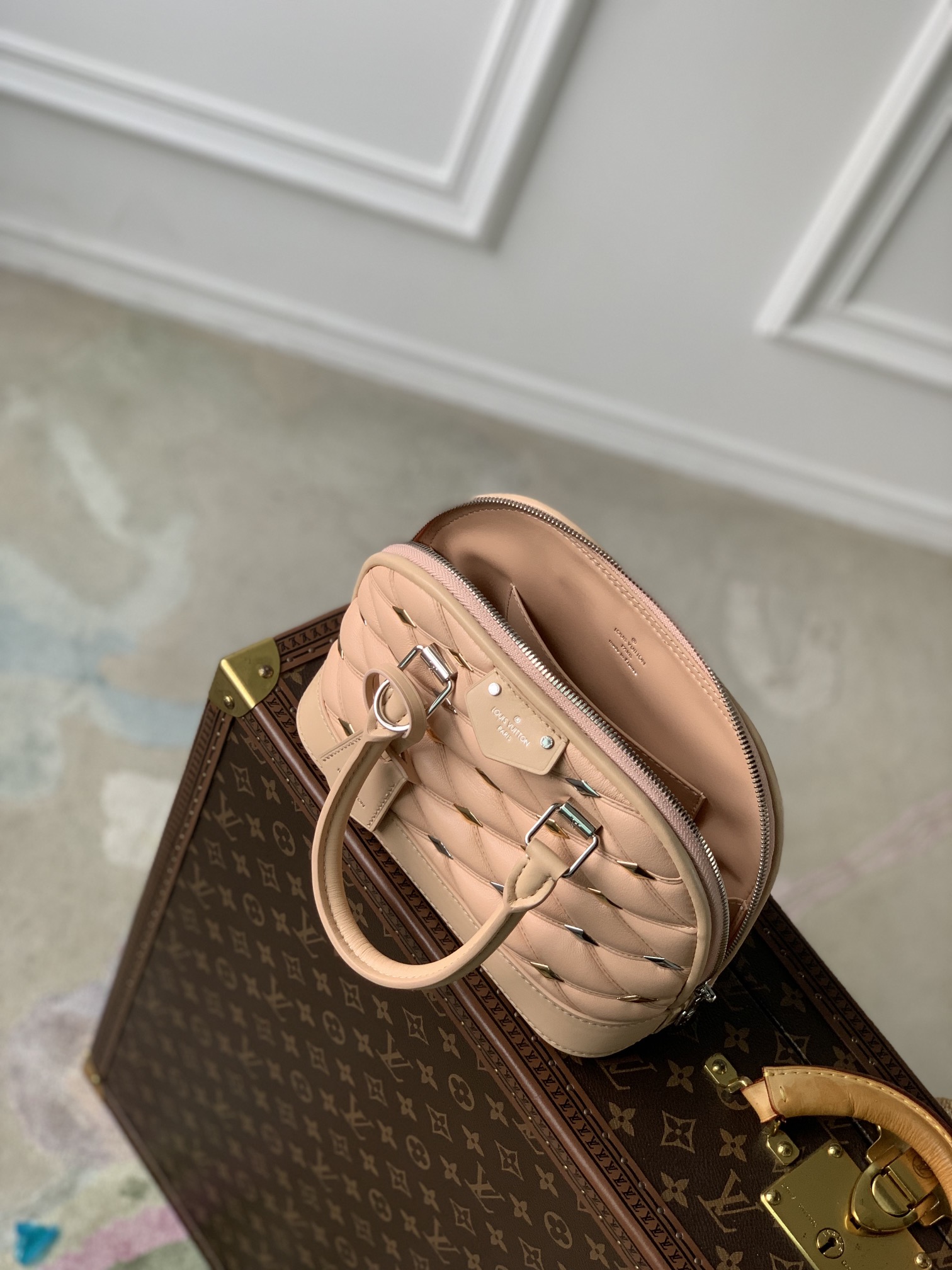 l0*is V*t0n alma bb m24062-23.5 x 17.5 x 11.5cm