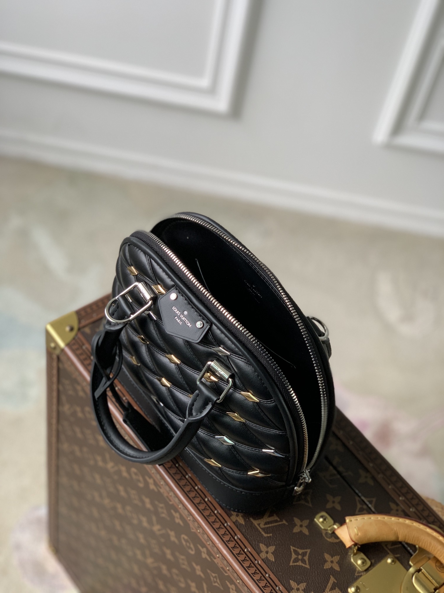 l0*is V*t0n alma bb m24062-23.5 x 17.5 x 11.5cm