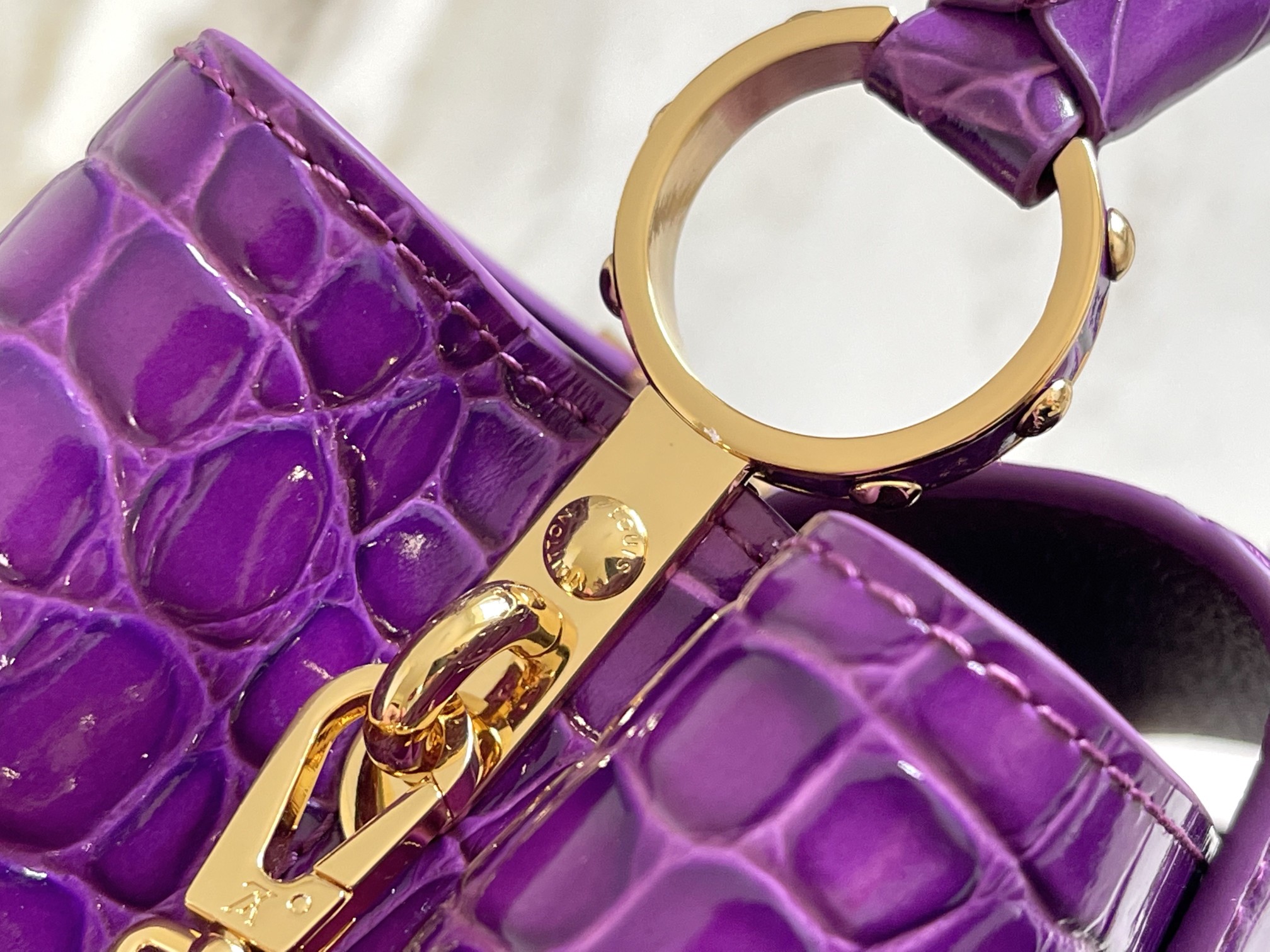 l0*is V*t0n capucines handlebag