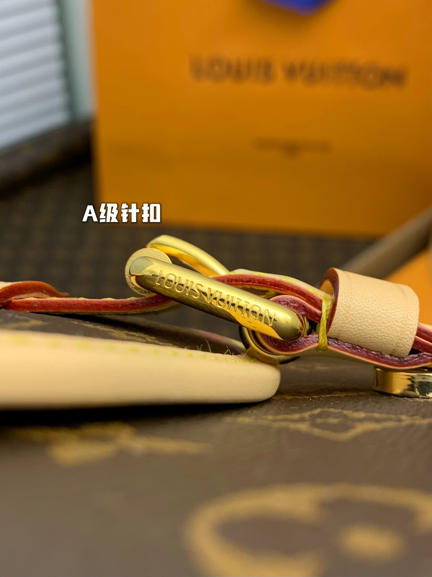 l0*is V*t0n saumur bb-20 x 16 x 7.5cm