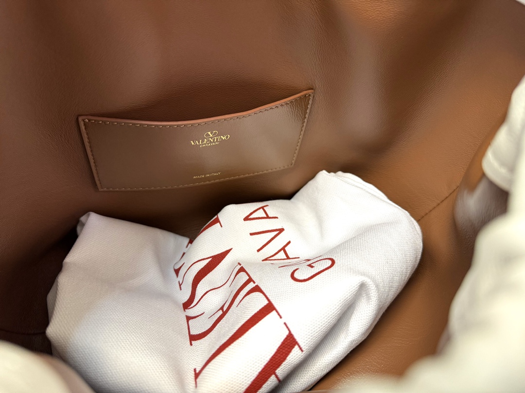 Va1e*ntin0 garavani vlogo pouf bag-23x19x14cm