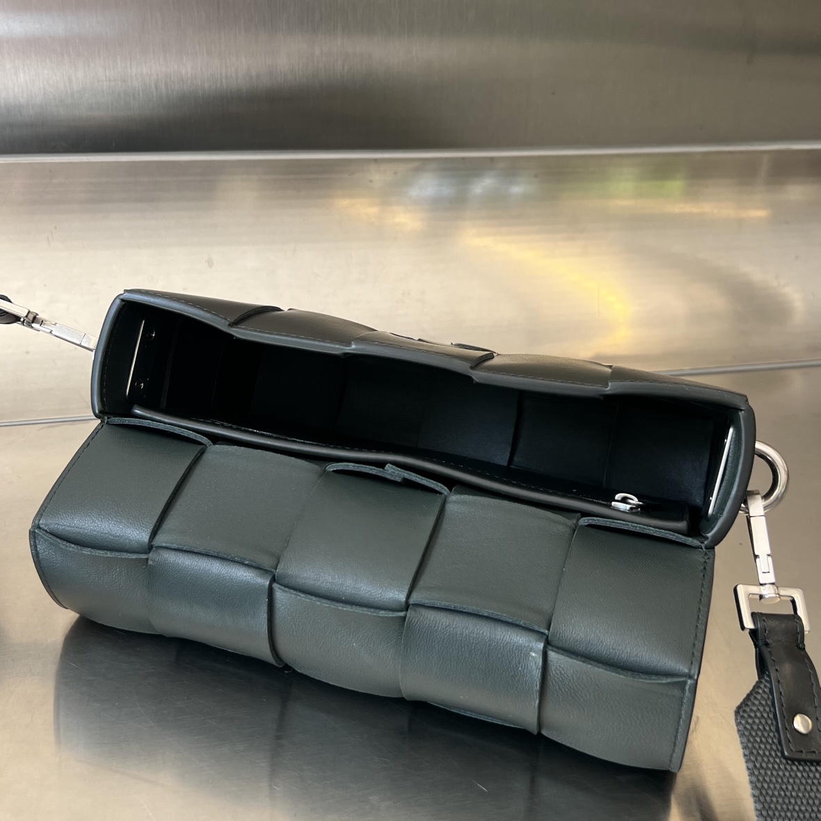 bo*te*ga Ve*ne*ta crossbody bag-23x15x5cm