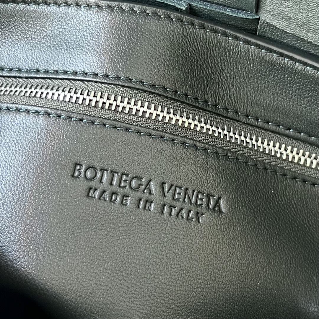 bo*te*ga Ve*ne*ta crossbody bag-23x15x5cm