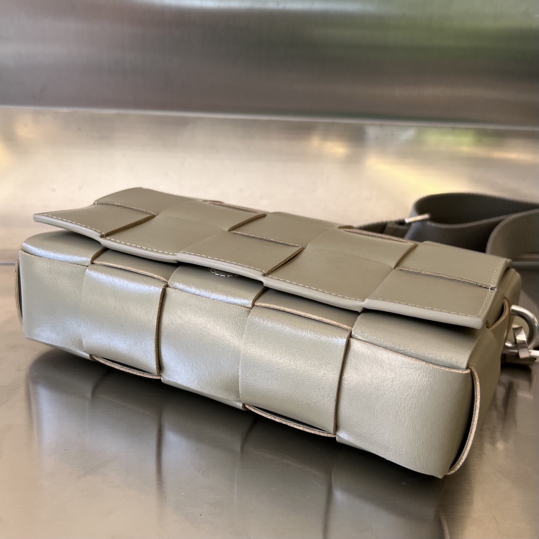 bo*te*ga Ve*ne*ta crossbody bag-23x15x5cm