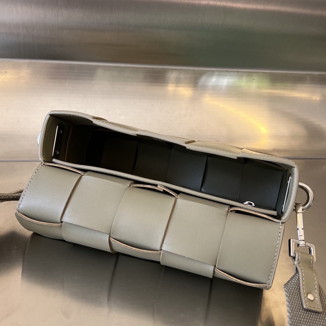 bo*te*ga Ve*ne*ta crossbody bag-23x15x5cm