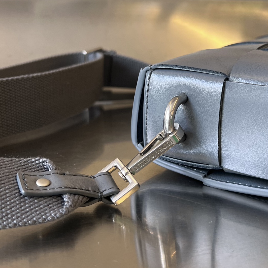 bo*te*ga Ve*ne*ta crossbody bag-23x15x5cm