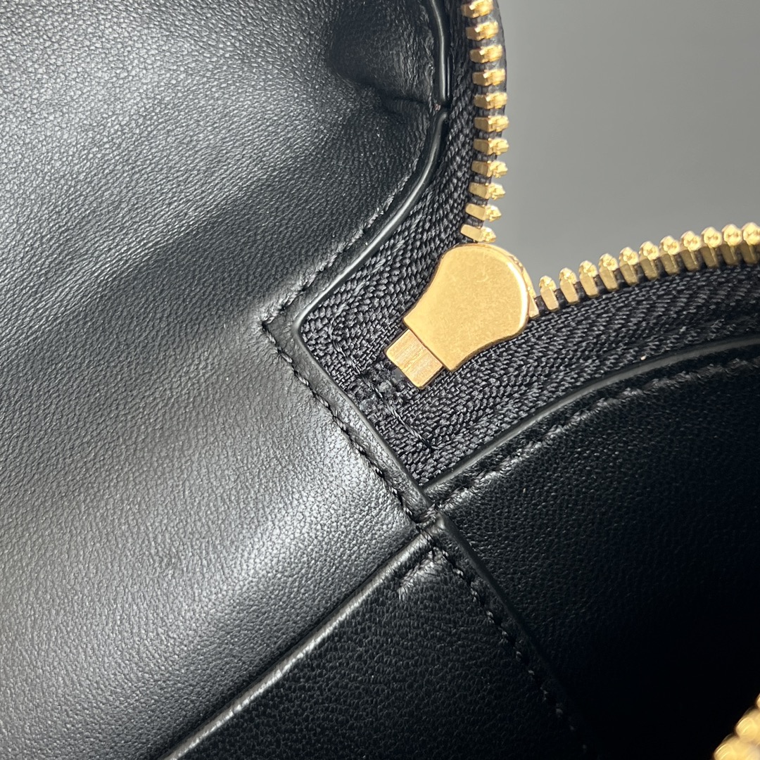 bo*te*ga Ve*ne*ta vanity case bag-22x12.5x5cm