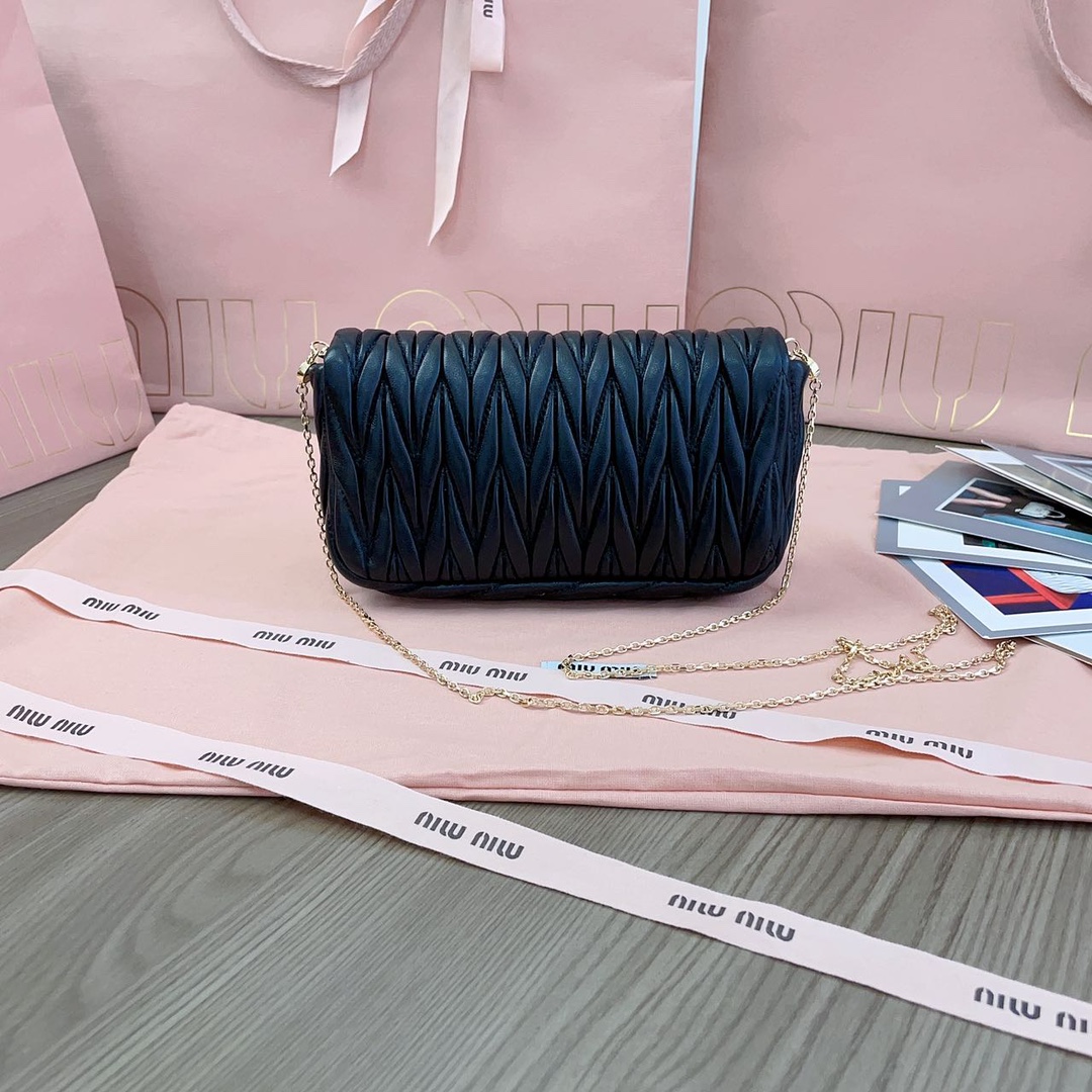 M*um*u leather matelassé mini shoulder bag-18 x9.5 x 4cm