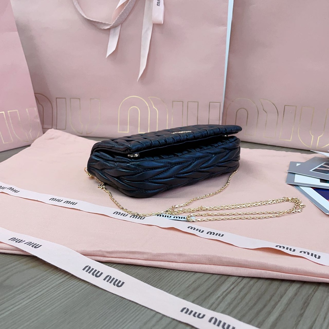 M*um*u leather matelassé mini shoulder bag-18 x9.5 x 4cm