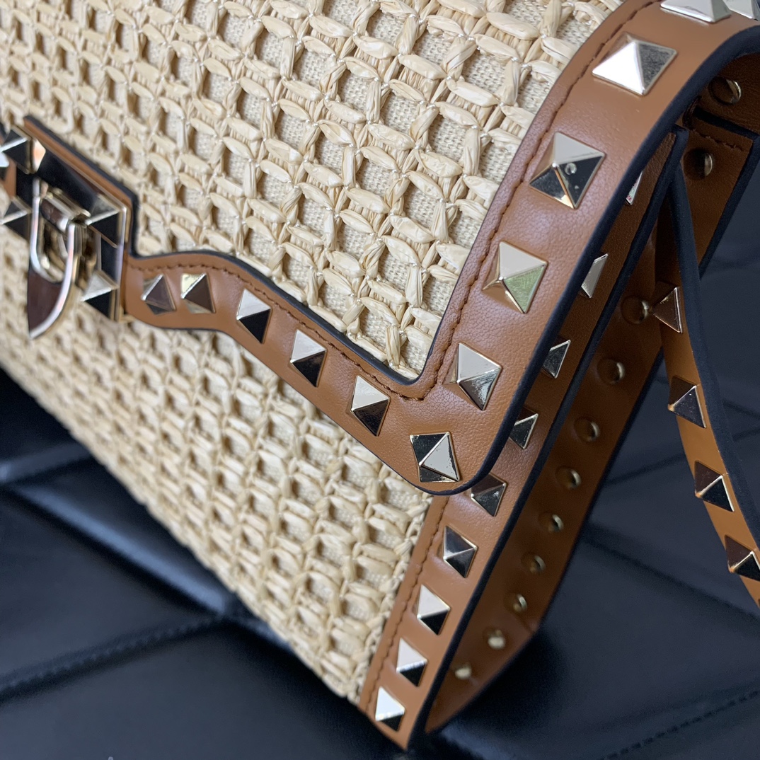 Va1e*ntin0 rockstud shoulder bag in woven raffia-22.5*15.5*6cm