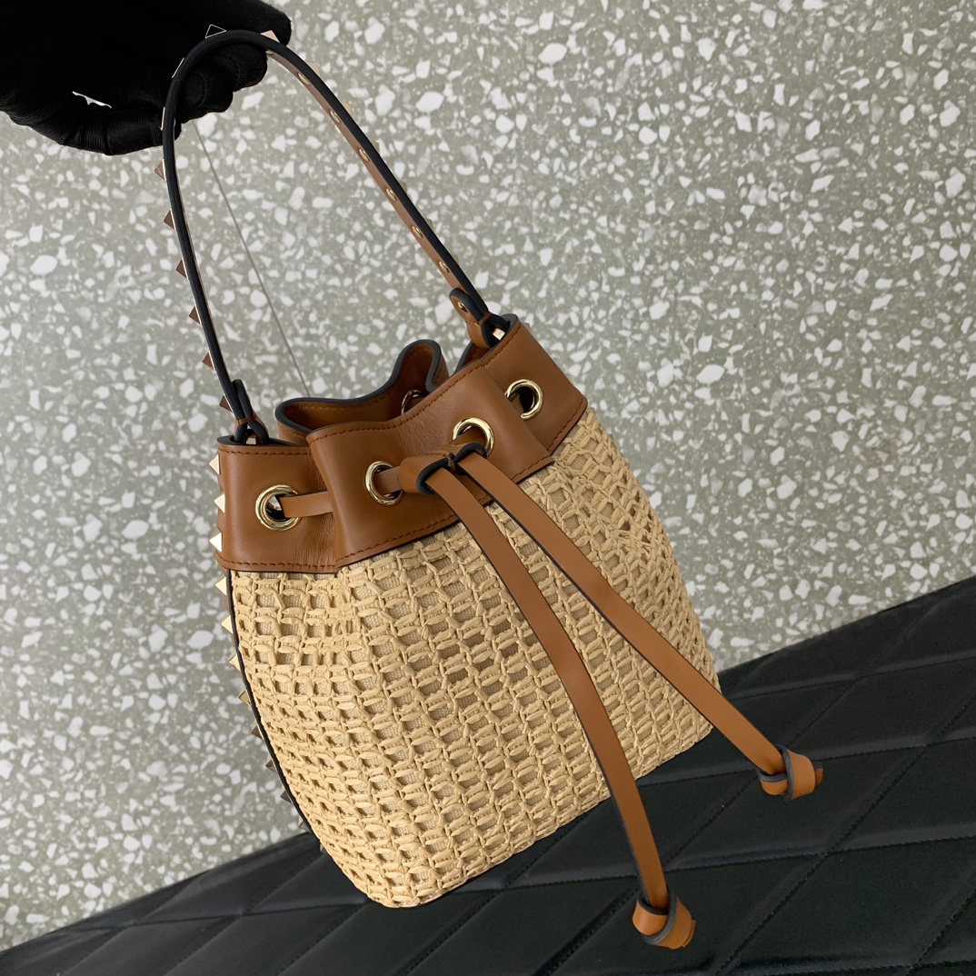 Va1e*ntin0 garavani rockstud bucket in woven raffia-16*18*11cm