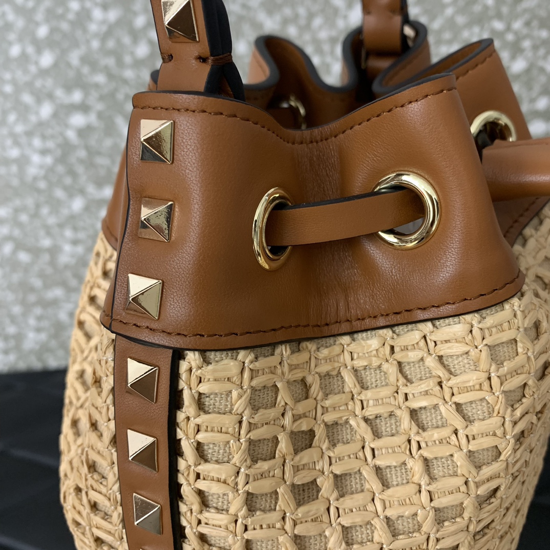 Va1e*ntin0 garavani rockstud bucket in woven raffia-16*18*11cm