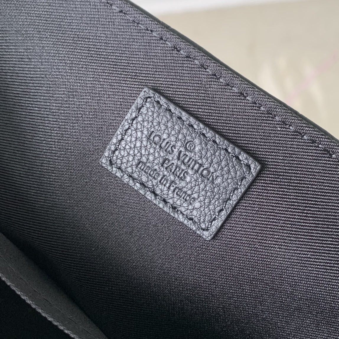 l0*is V*t0n messenger mm voyager-m25121-33 x 22.5 x 11cm