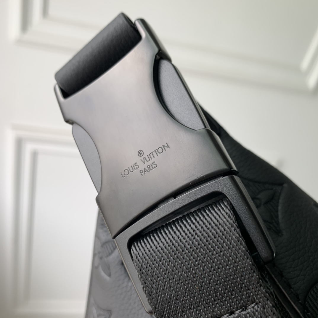 l0*is V*t0n discovery bumbag-44 x 15 x 9cm