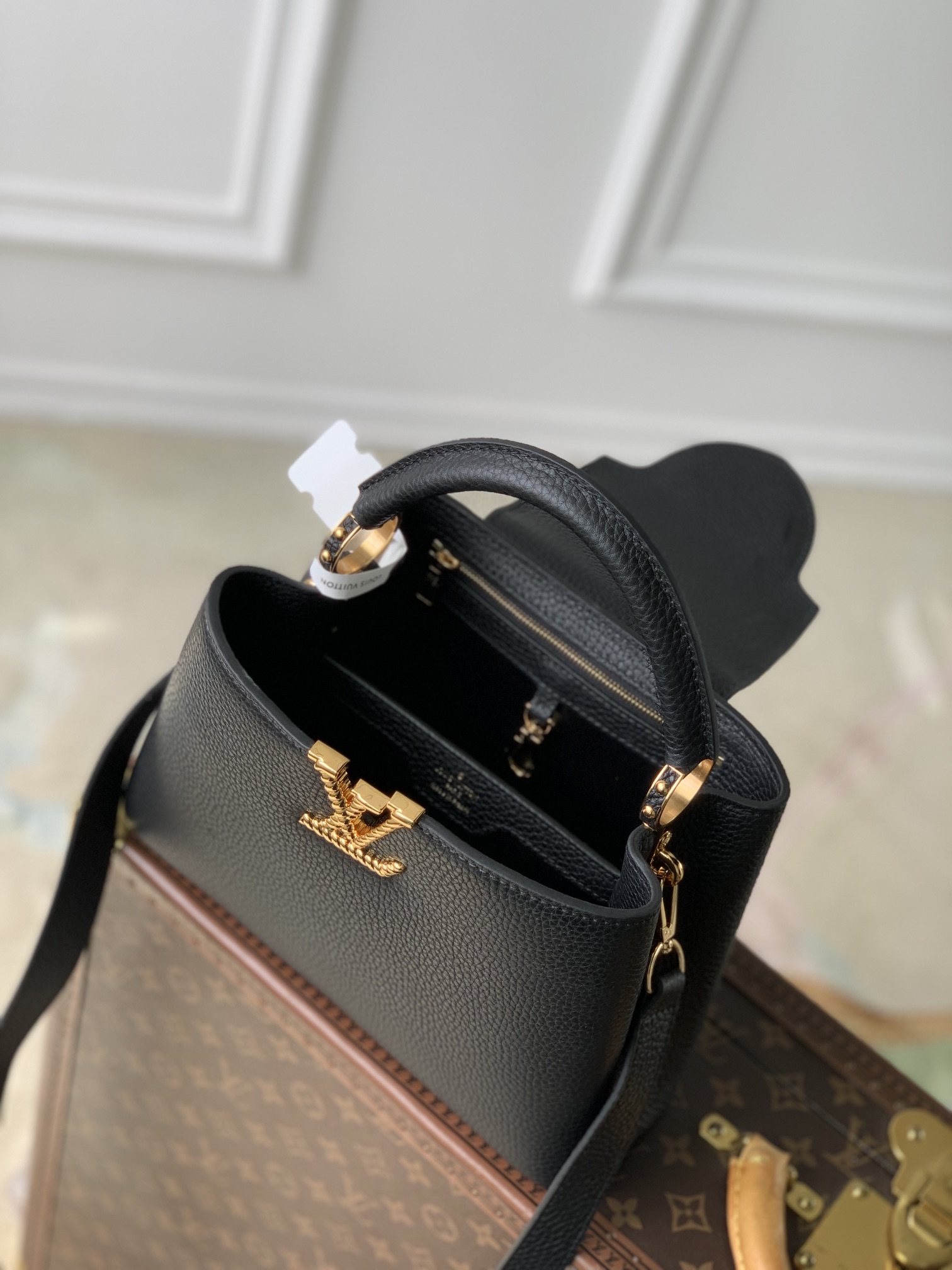 l0*is V*t0n capucines handlebag