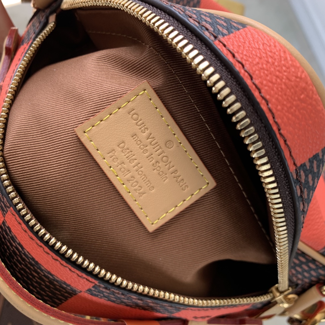 l0*is V*t0n chess messenger bag-24 x 24 x 8cm