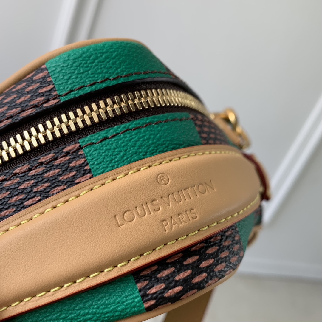 l0*is V*t0n chess messenger bag-24 x 24 x 8cm