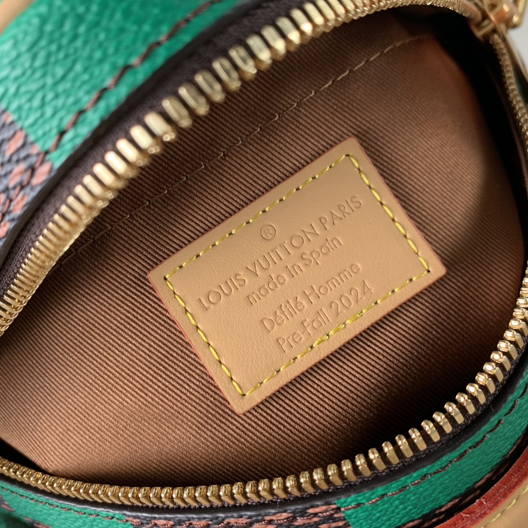 l0*is V*t0n chess messenger bag-24 x 24 x 8cm