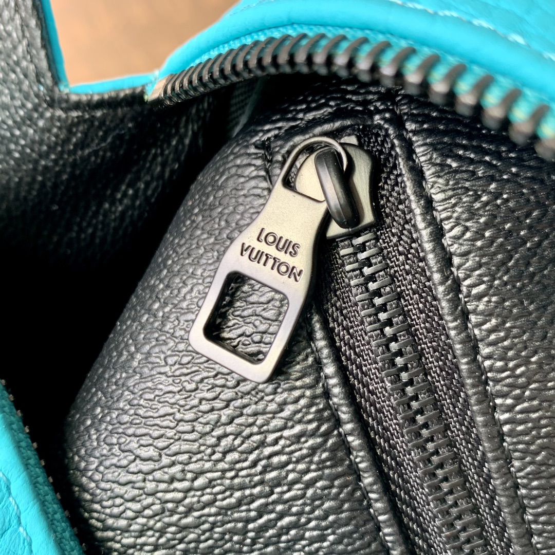 l0*is V*t0n toiletry bag- m11482-28 x 15 x 16.5cm