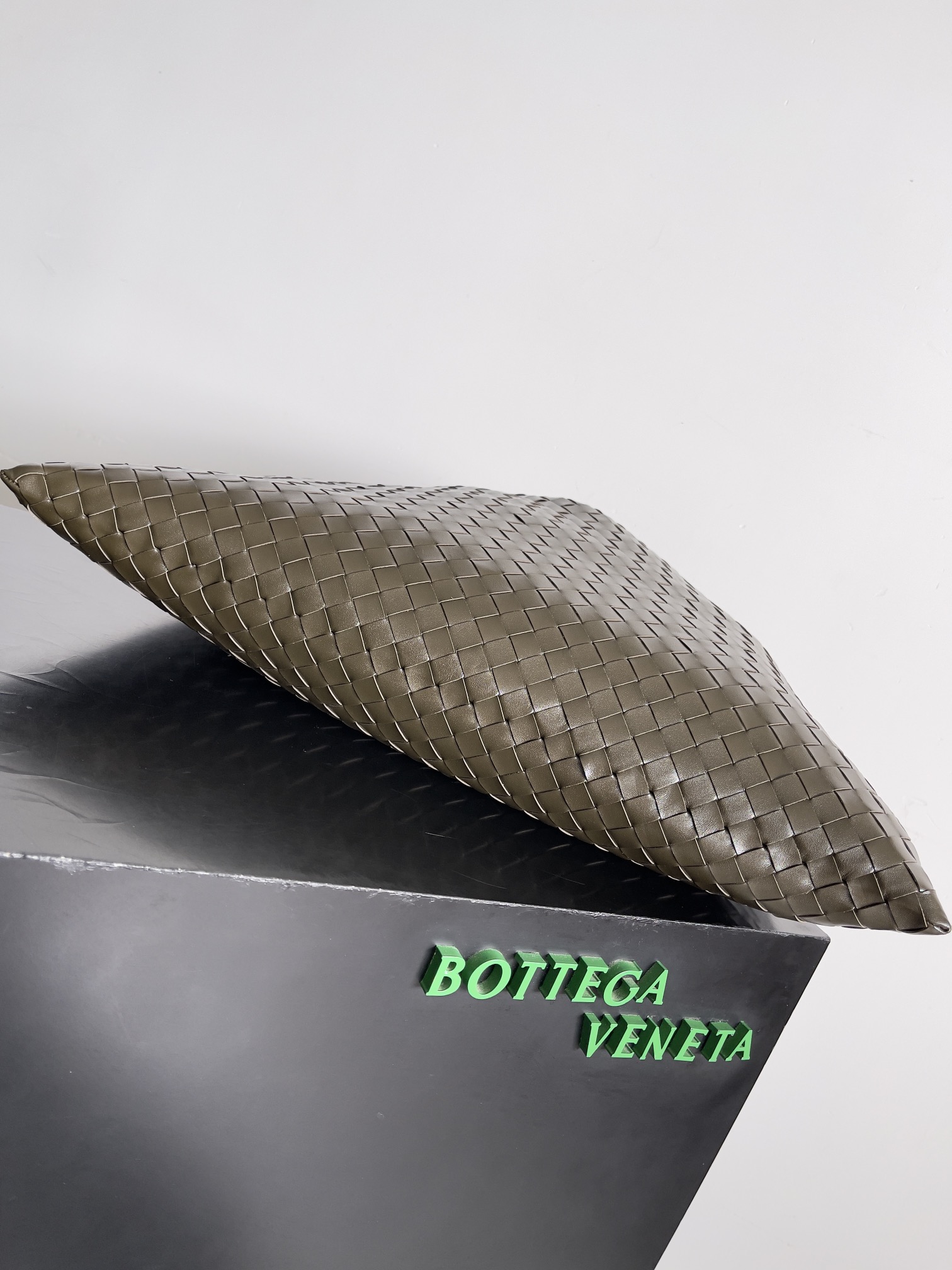 bo*te*ga Ve*ne*ta hop bag-53*24*13cm