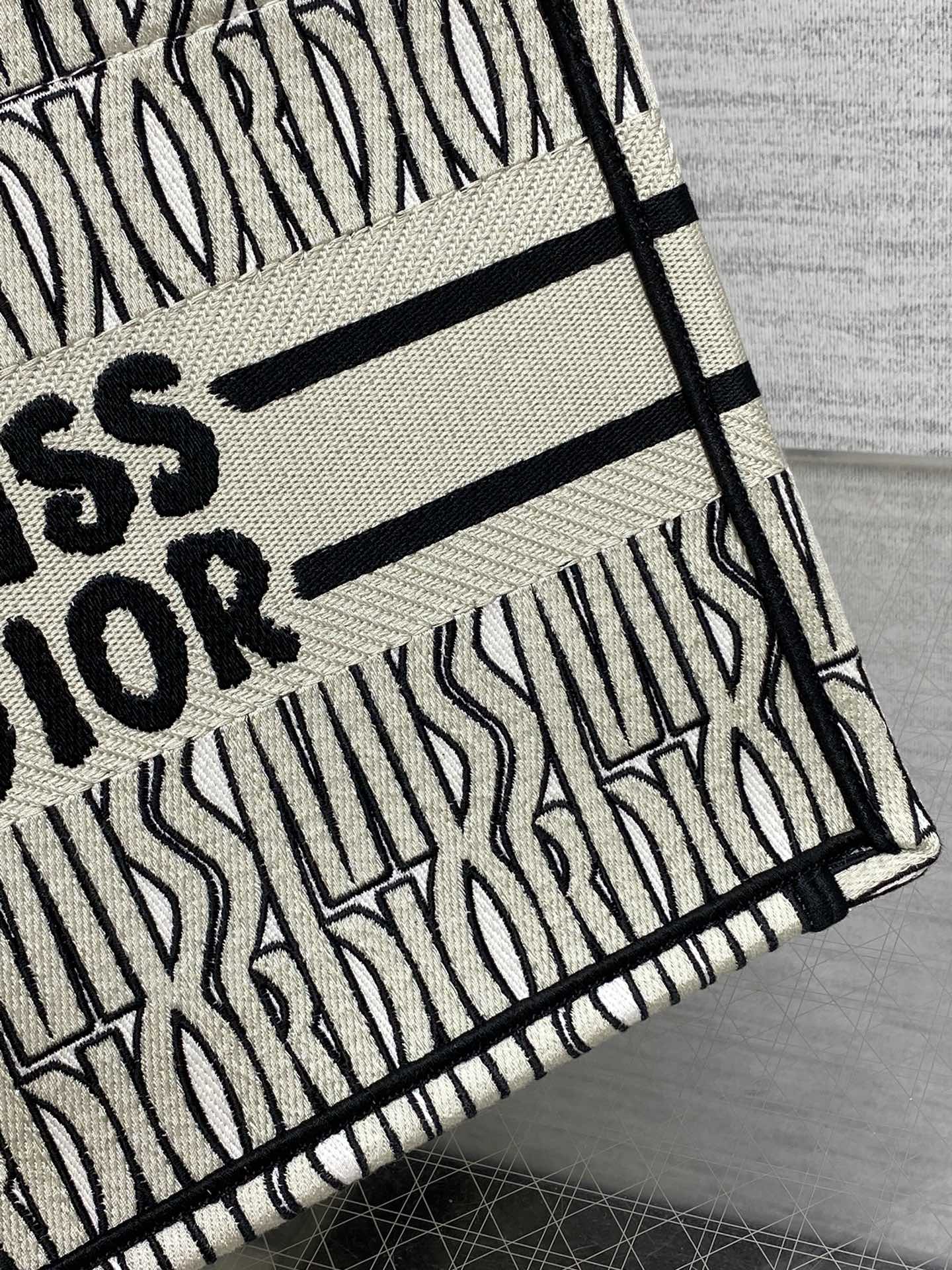 D*or small book tote-26*8*22cm