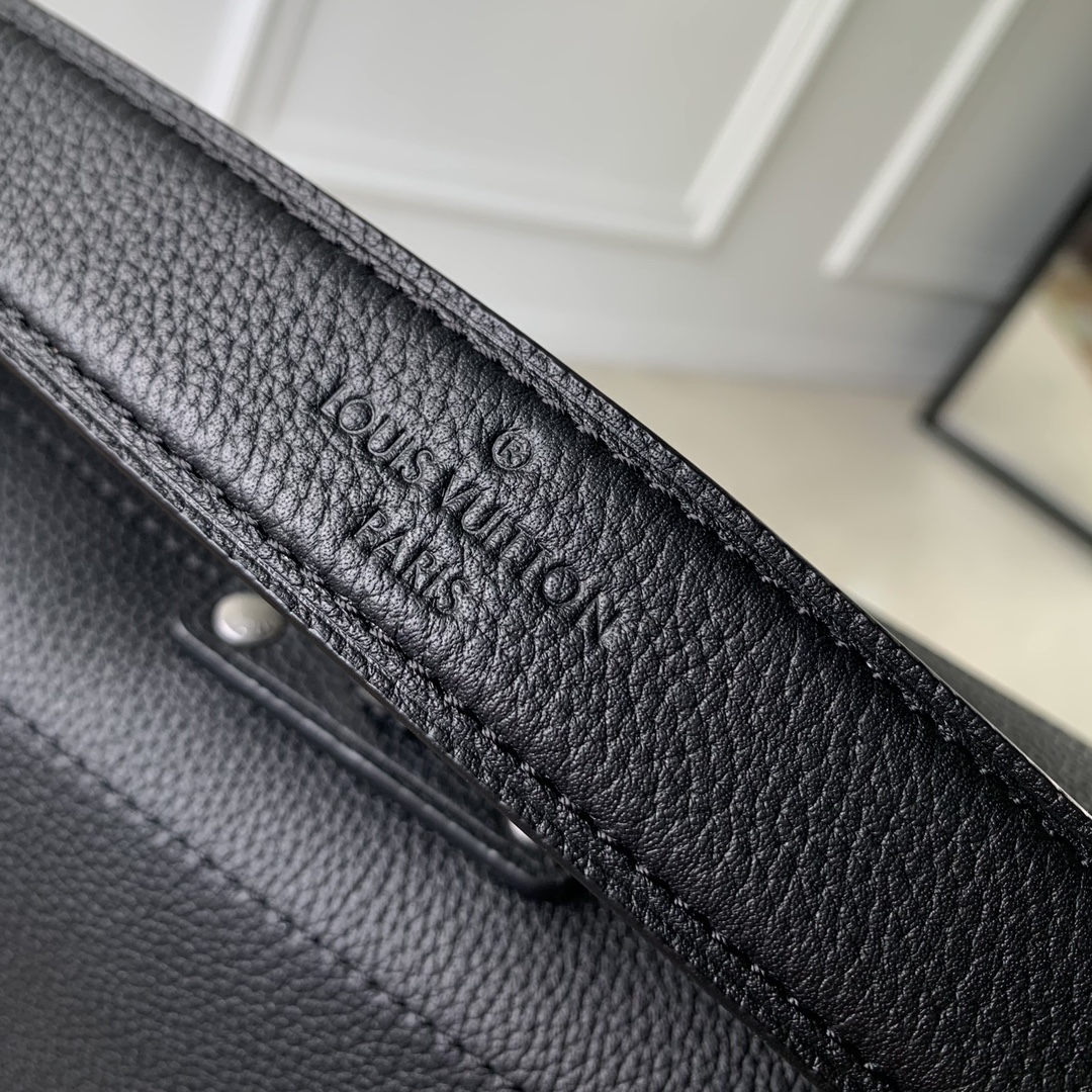 l0*is V*t0n soul trunk east west -29 x 17.5 x 10cm