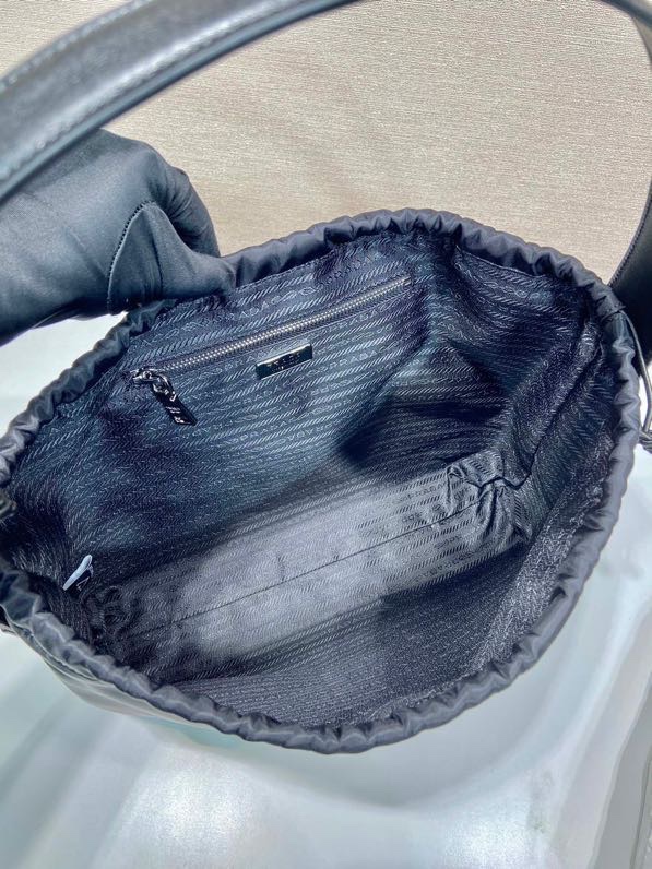 Pra*a 2vz098 hob bag-23*18*8cm