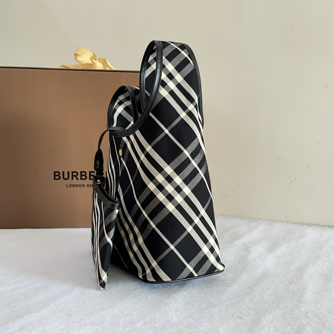 B**rry check shoulder bag-26.5 x 13.5 x 46.5cm