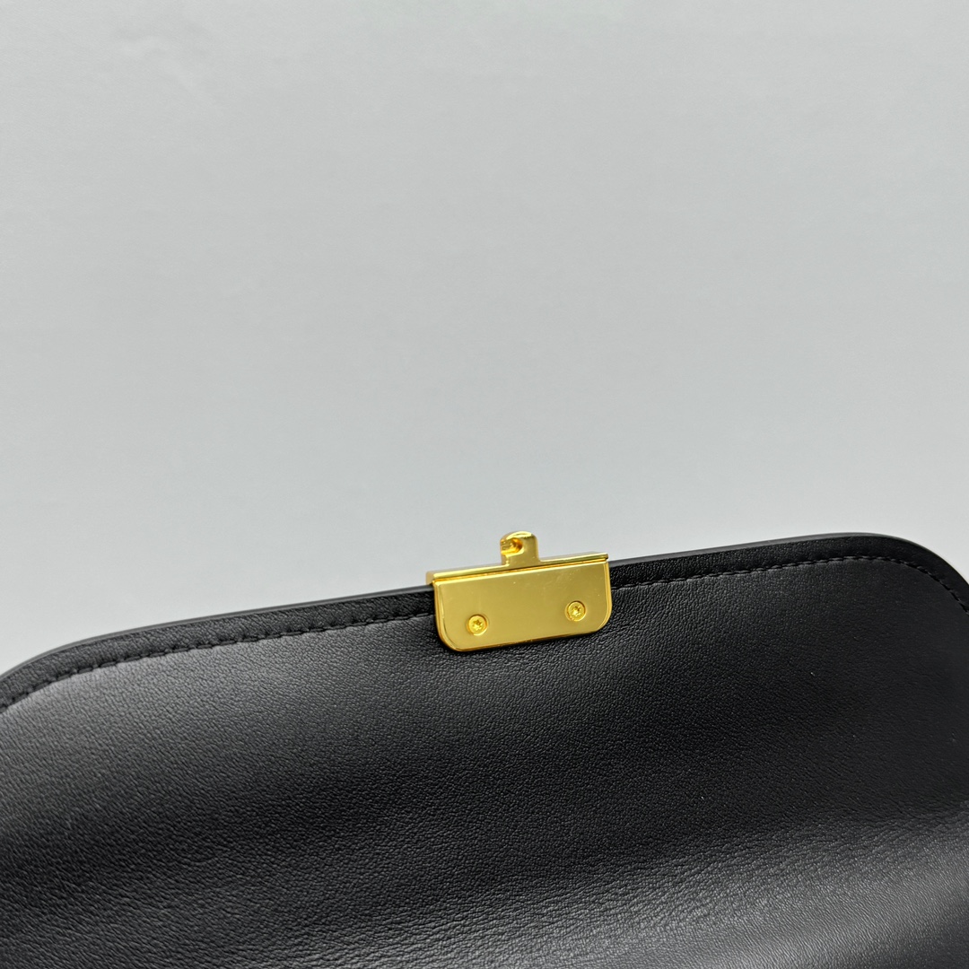 M*um*u leather shoulder bag -25*8*15cm