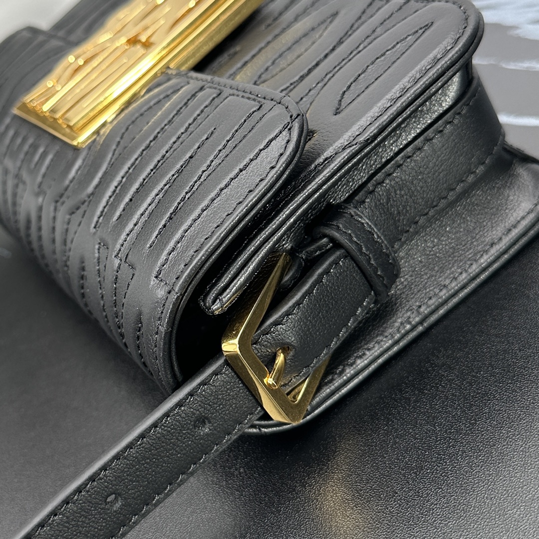 D*or miss D*or allover bag-22*11*6cm