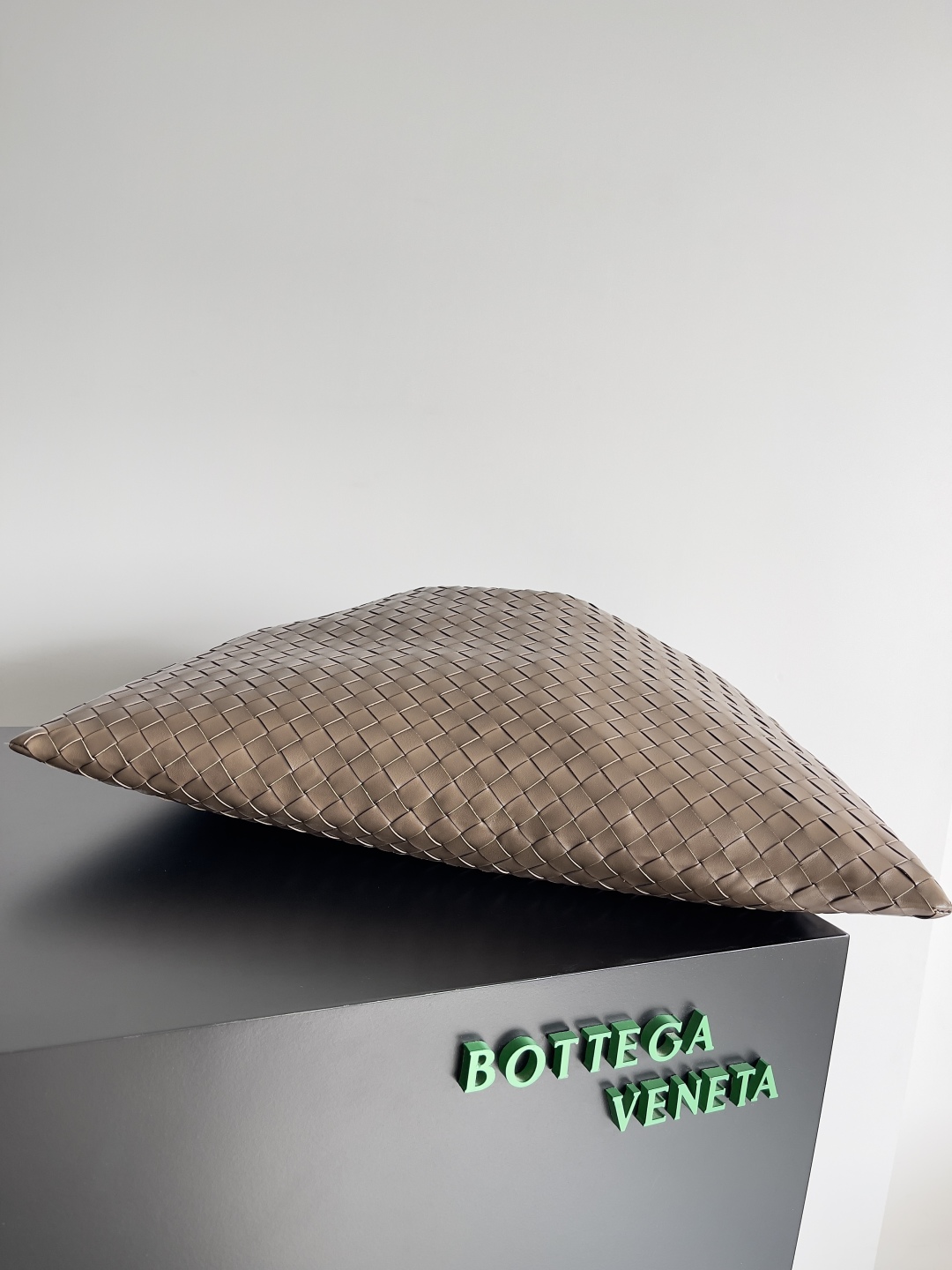 b0tt*ga Ven*ta hop bag-53*24*13cm