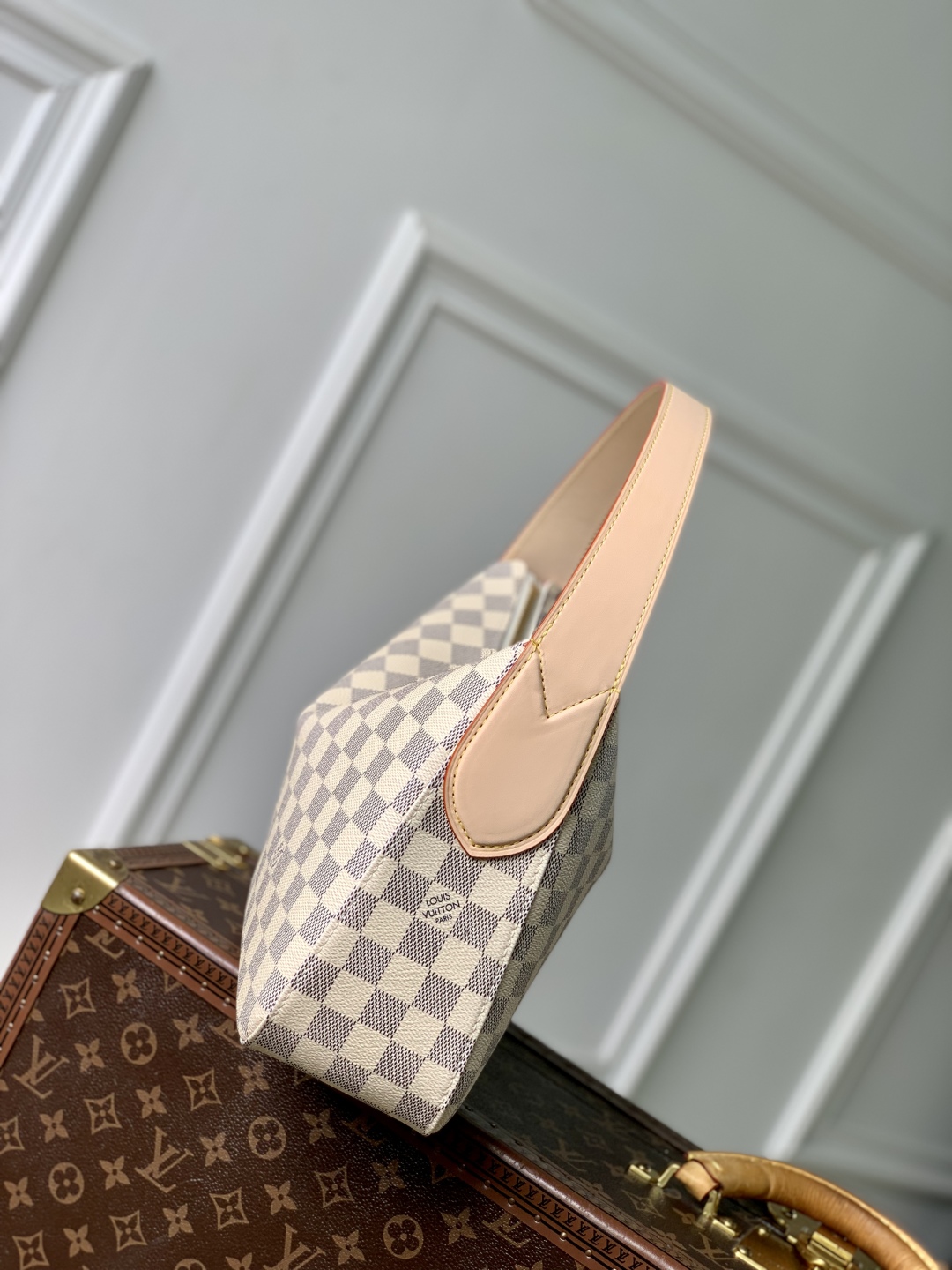 l0vis Vvtt0n slouchy bag-33 x 22 x 9cm