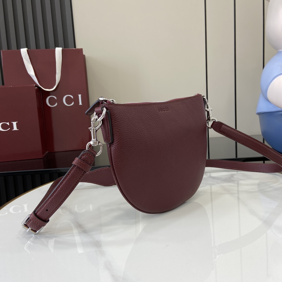 Gvc*1 Gvc*1 body bag-23 x 18.5 x 2 cm